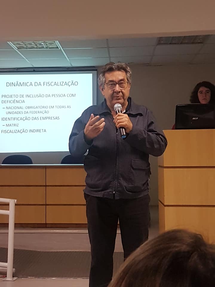 Foto de José Carlos do Carmo, Dr. Kal, fazendo sua apresentação.