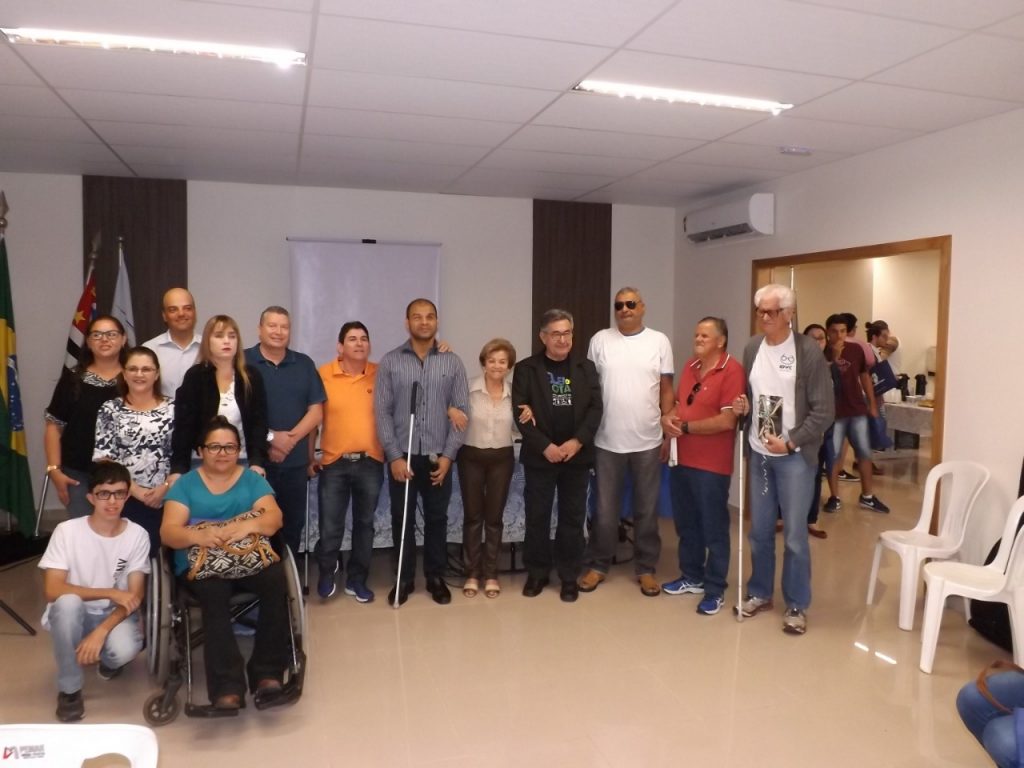 foto com um grupo de pessoas com e sem deficiência, de pé, ao lado umas das outras. Dr. Kal está no grupo.