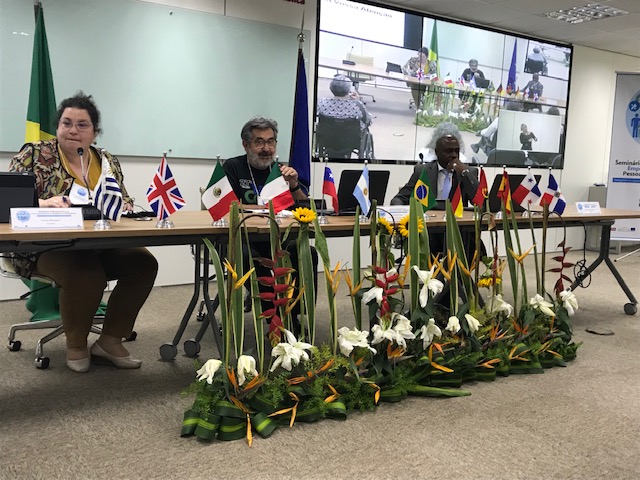 Mesa do painel onde os palestrantes estão se apresentando