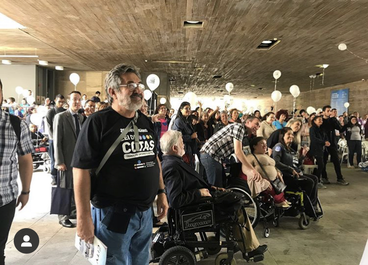 O coordenador da Câmara Paulista de Inclusão, José Carlos do Carmo, Kal, ouve a leitura da carta.