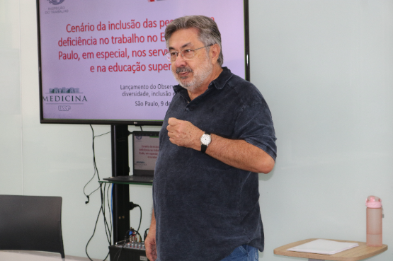 Dr José Carlos do Carmos, Kal, fala ao microfone no lançamento do Observatório.