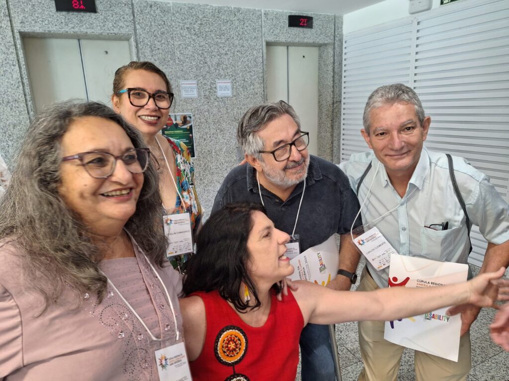 Grupo de lideranças brasileiras participando da Cúpula no Rio de Janeiro.