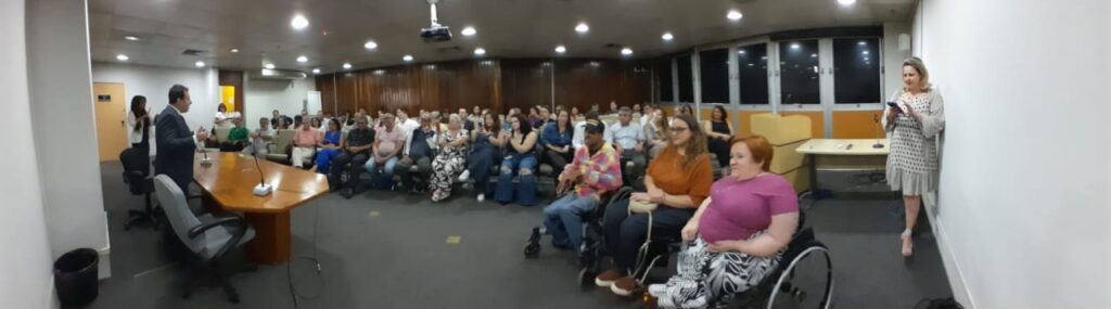 Foto do auditório cheio de pessoas que compareceram para homenagear a carreira de José Carlos do Carmo, dr. Kal.